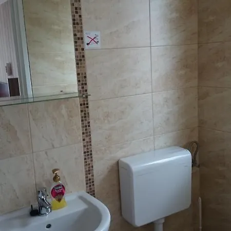 Lakos Apartmanhaz בית אירוח שיופוק